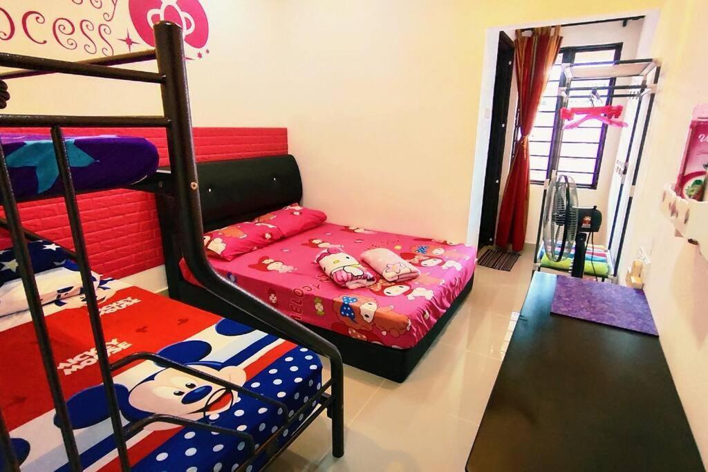 Villa 46 Jb Tmn Century 5room 18pax Near Ciq Ksl Mall *
