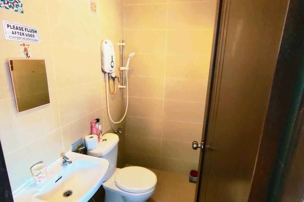 46 Jb Tmn Century 5room 18pax Near Ciq Ksl Mall * Johor Bahru